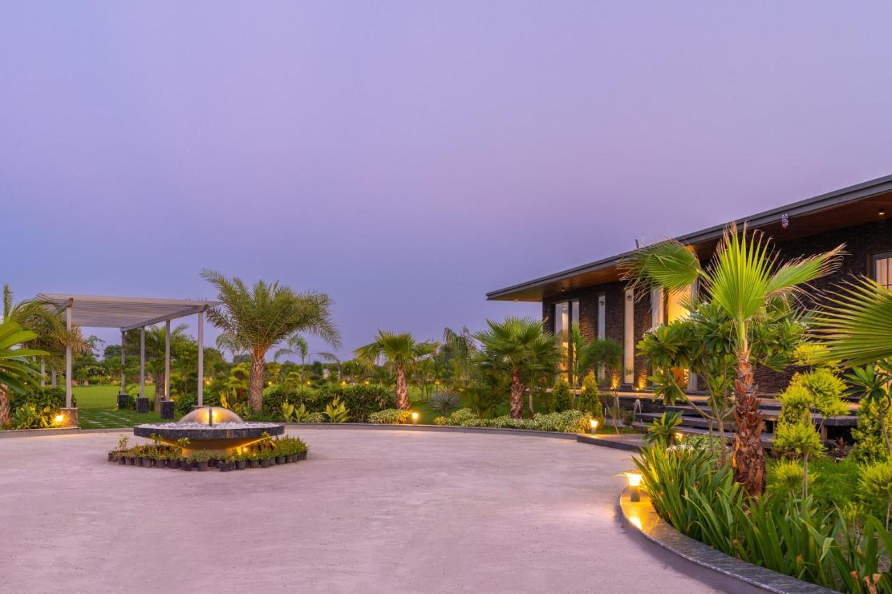 Stayvista'S Anantam - Luxury 4Br Villa With Huge Swimming Pool In Delhi New Delhi Exterior photo